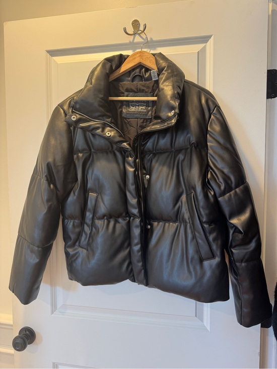 Levi's Jackets & Blazers - LEVI Black Faux Leather Puffer Jacket - Women